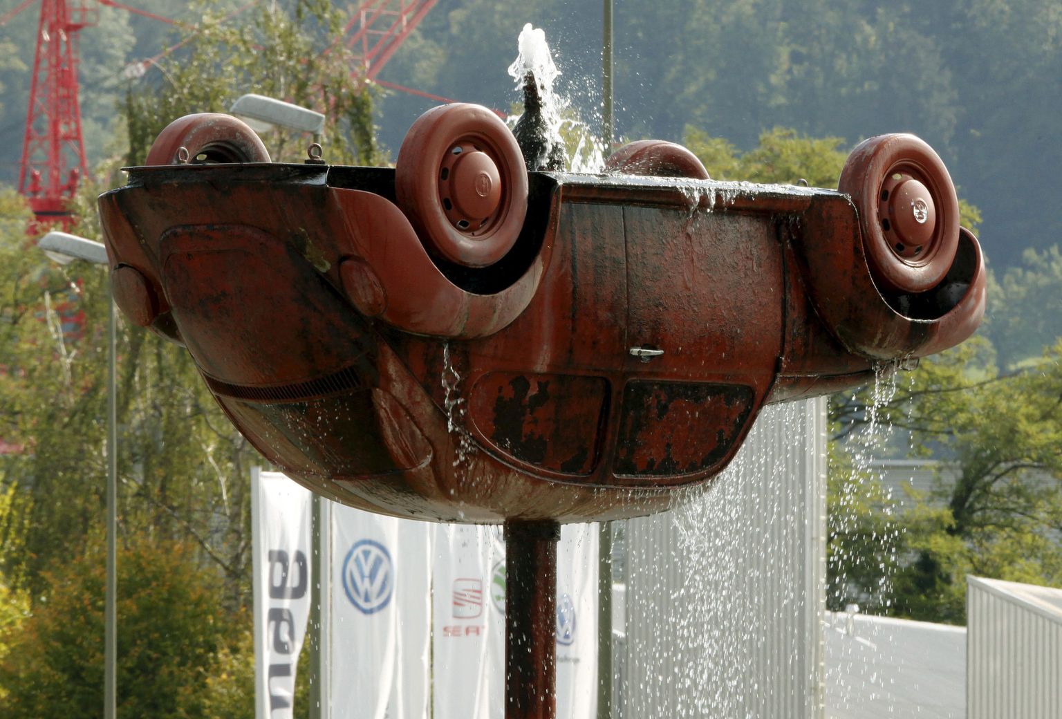 Tagurpidi Volkswageni Põrnikas osana purskkaevust Buchsi linnas Šveitsis.