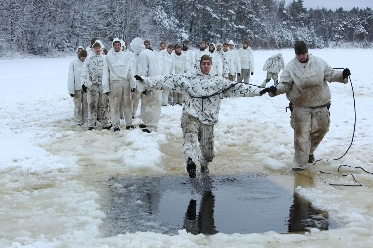 Iga sõdur sai proovida nii hädalise aitamist kui ka ise külmas vees hakkama saamist.