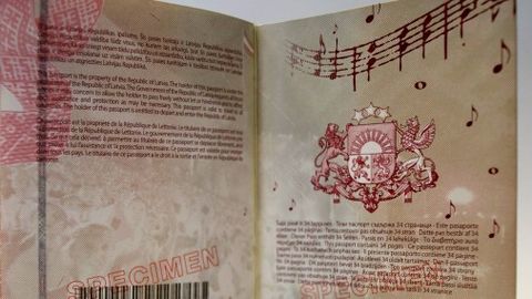 Latvija mora plačati 9000 evrov ženski zaradi kršitve pravice do svobode med priporom