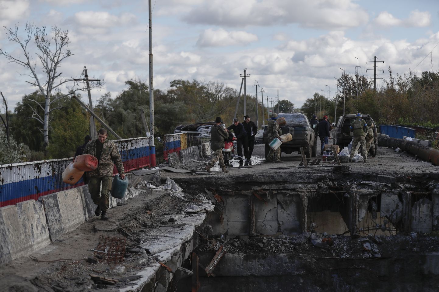 Ukraina sõdurid transportimas varustust üle silla äsja vabastatud Kupjanski linnas.
