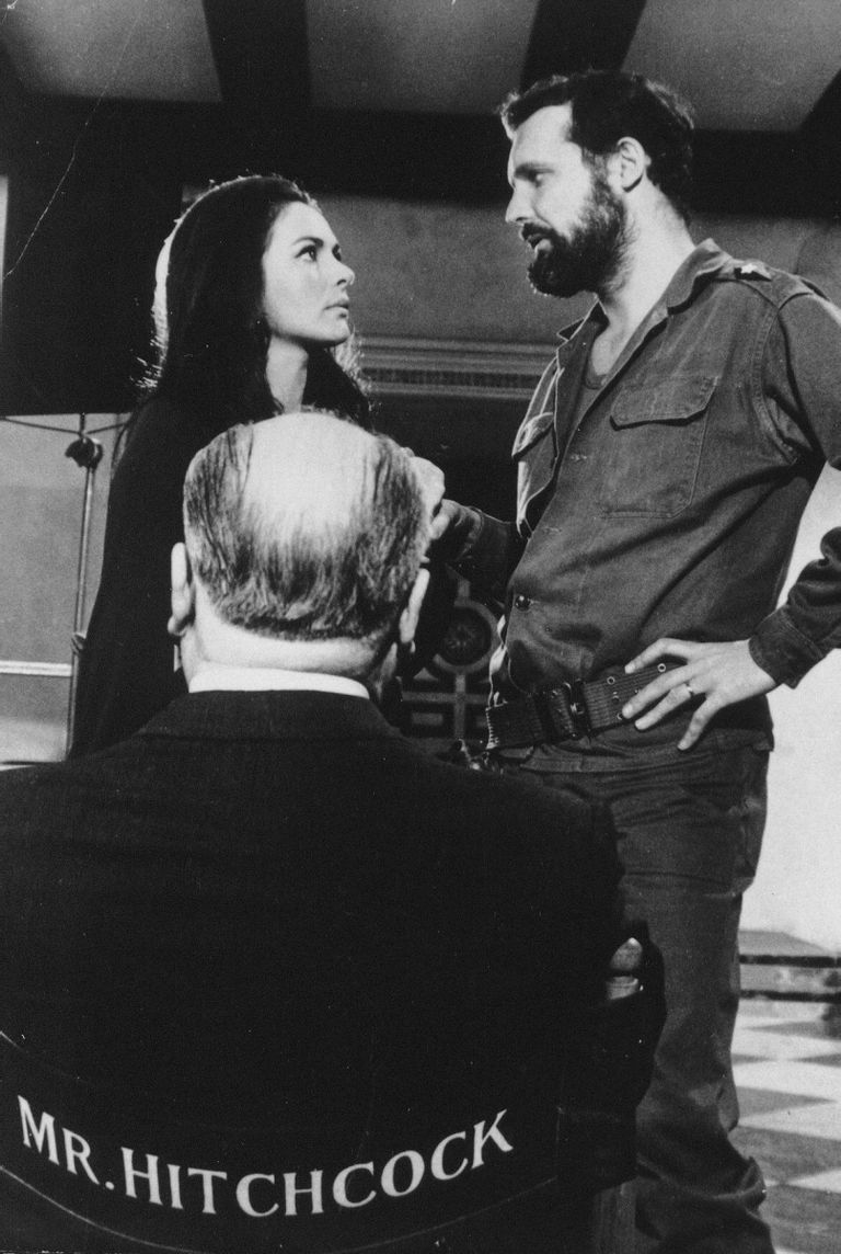 Karin Dor ja John Vernon 1969. aasta filmi «Topaz» võtetel