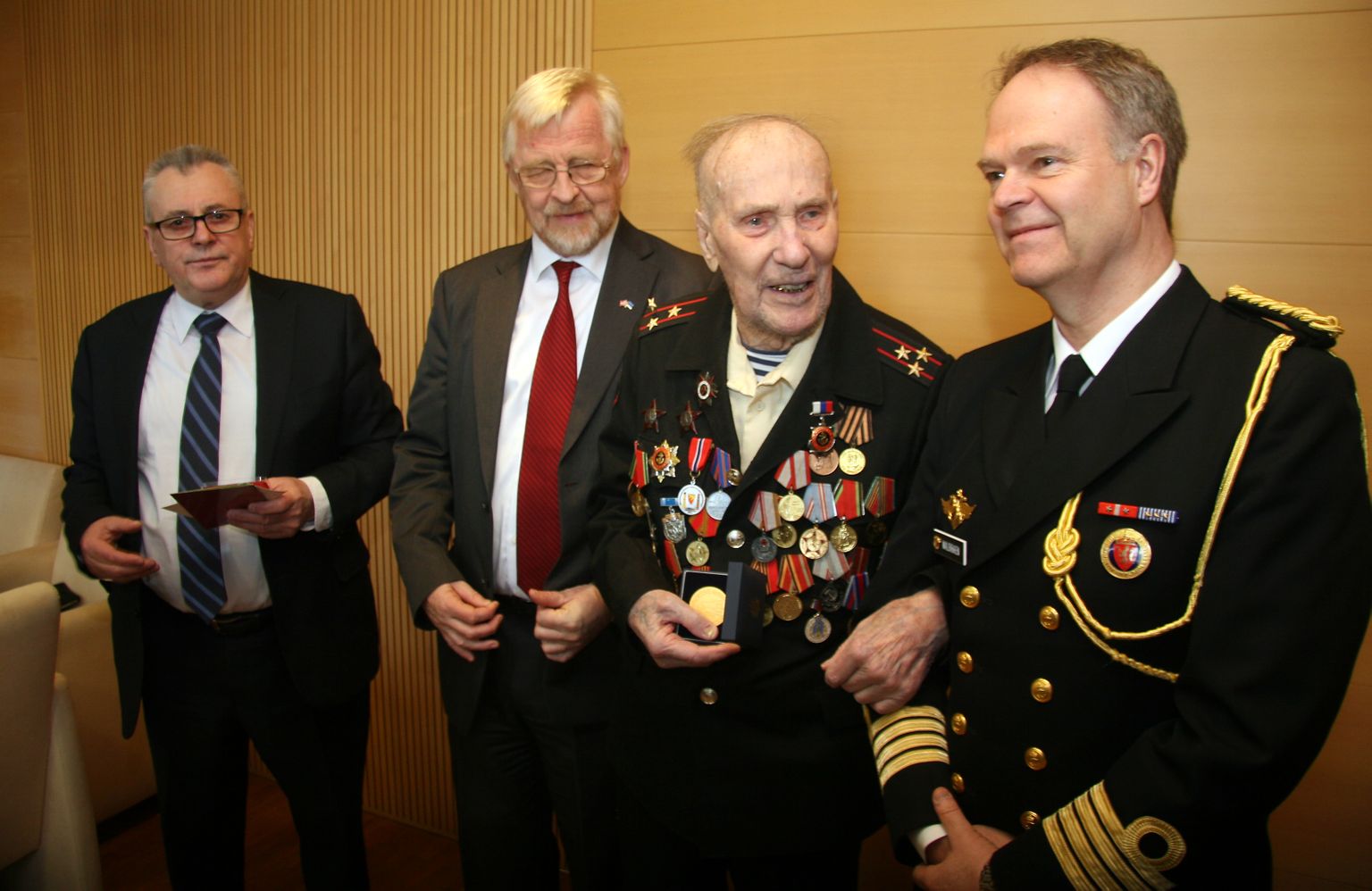 105aastaseks saanud Aleksandr Razguljajevi suur medalite kogu täienes sel veel mitme uue mälestusmedaliga, mille andsid talle pidulikult üle Juri Gribkov ja Ole Øveraas.