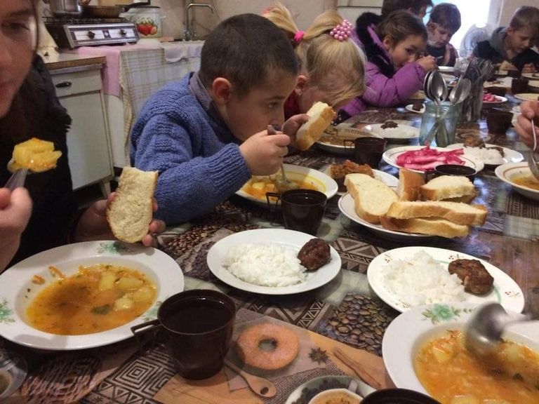 Rindelinna Marjinka lapsed, keda kutsutakse sooja lõunat sööma siis, kui tekib annetusi, mille eest supp keeta. Nägu näha, seekord ootab lapsi laual ka teine roog.