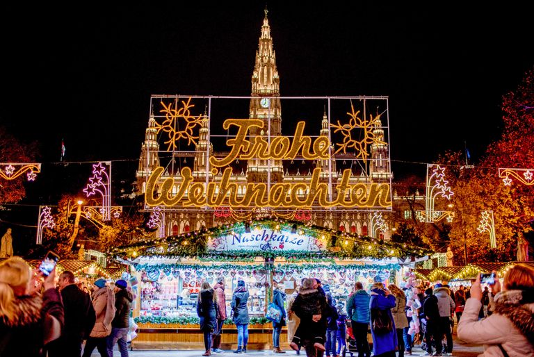 Рождественский рынок в Вене, Австрия, 2017 год.