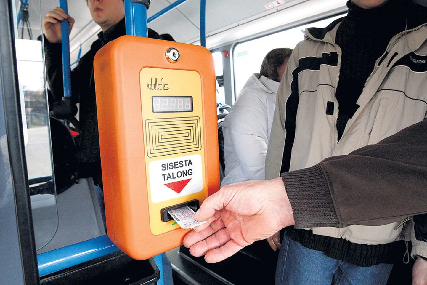 Tartu linnaliinibussidesse on jõudnud piletimärkijad, mis senise sõidutalongi mulgustamise asemel trükivad sellele sõidu alguse kuupäeva, kellaaja, bussi ja liini numbri.
