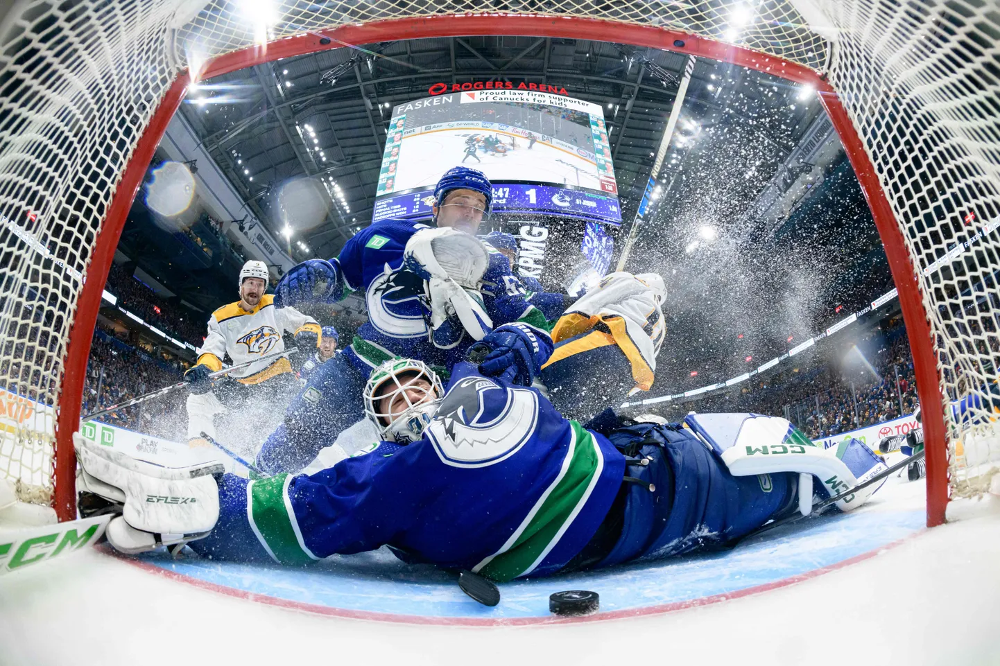 Vankūveras "Canucks" hokejisti Teodors Bļugers un Artūrs Šilovs