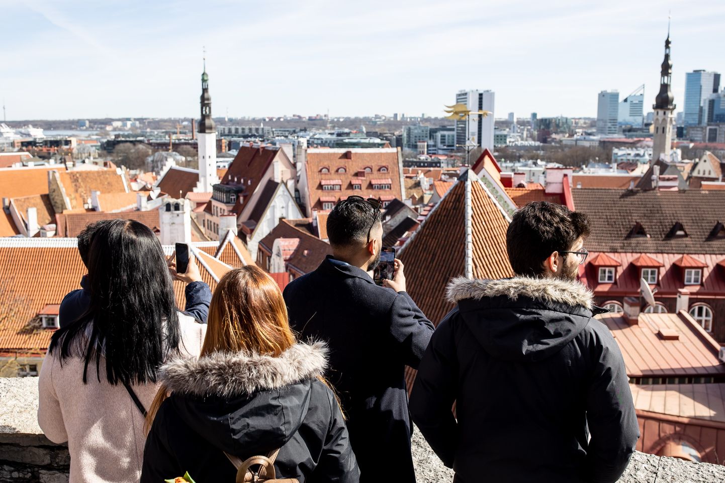 Turistid vallutasid Tallinna vanalinna