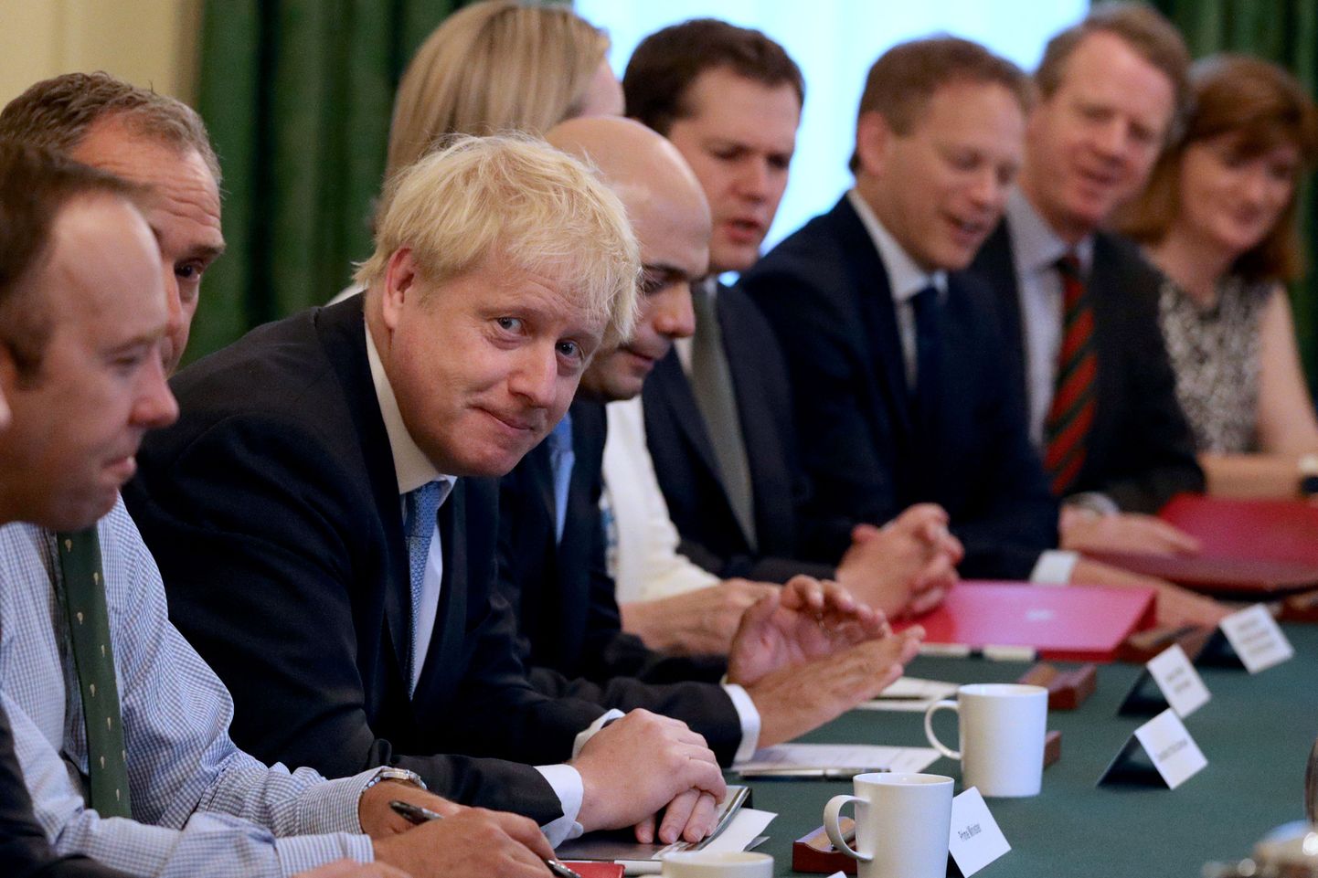 Briti peaminister Boris Johnson esimesel kabinetiistungil.