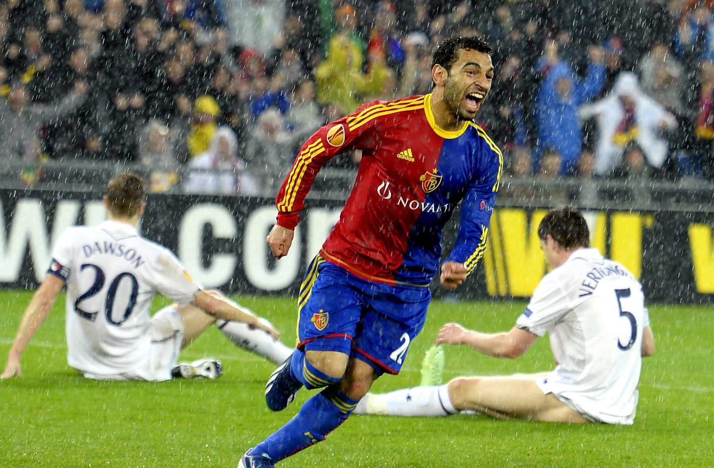 Mohamed Salah tähistab Tottenhami võrku löödud väravat. Basel pääses finaali penaltiseeria järel.