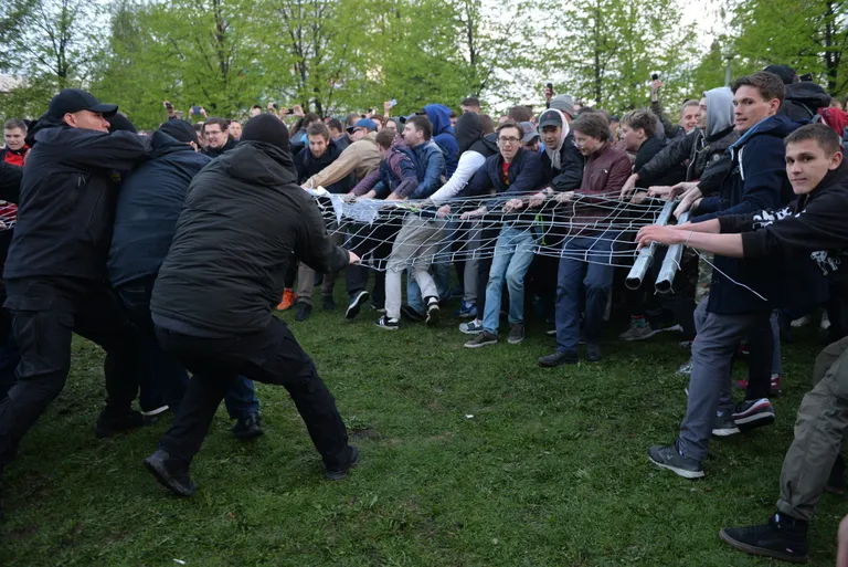 Meeleavalduse käigus lõhuti kiriku ehitusplati ümber paigaldatud tara.
