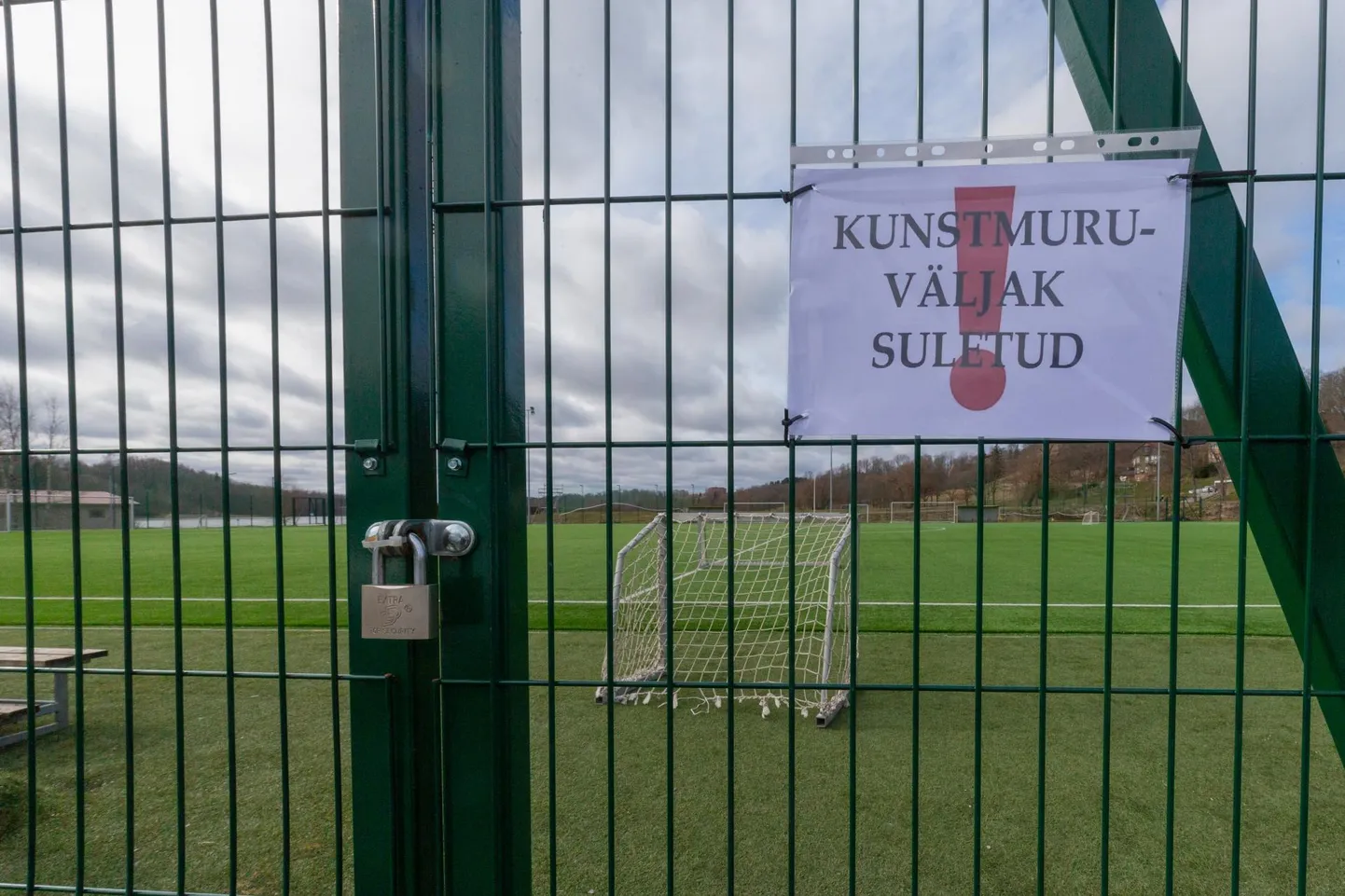 Teisipäevast on Viljandi järve äärne kunstmuruväljak suletud, et vähendada nakkusriski.