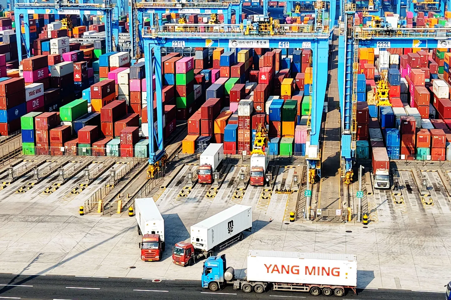 Rekad vedamas konteinereid Qingdao sadamas Shandongi provintsis 13. jaanuaril 2025.
