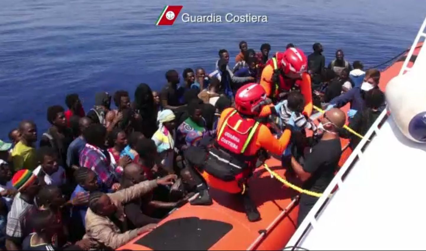 Itaalia rannavalve migrante päästmas