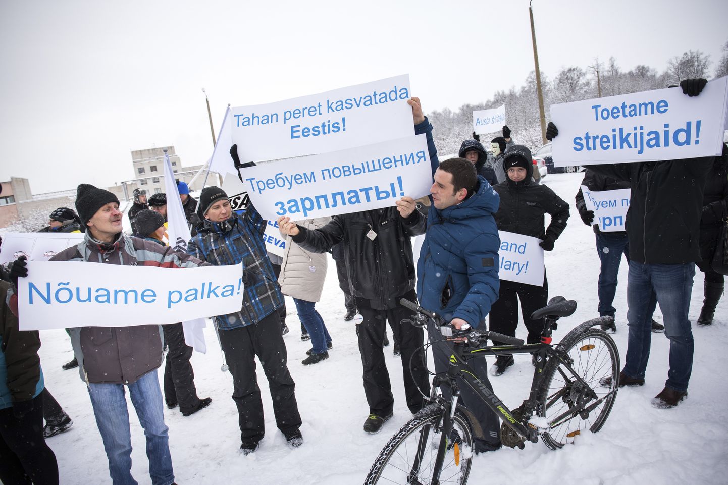 Plakatite ja lippudega olid piketil lisaks streikijatele ka nende toetajad. Kõlas nii eesti kui ka vene keel.
