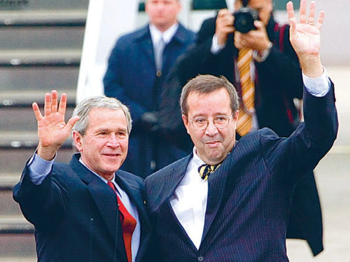 Kuu aega pärast Elizabeth II visiiti külastas
Tallinna ka USA president George W. Bush.
Ilves teenis suurriigi pead võõrustades avalikkuse
lugupidamise sellega, et suhtus Bushi kui
võrdsesse.