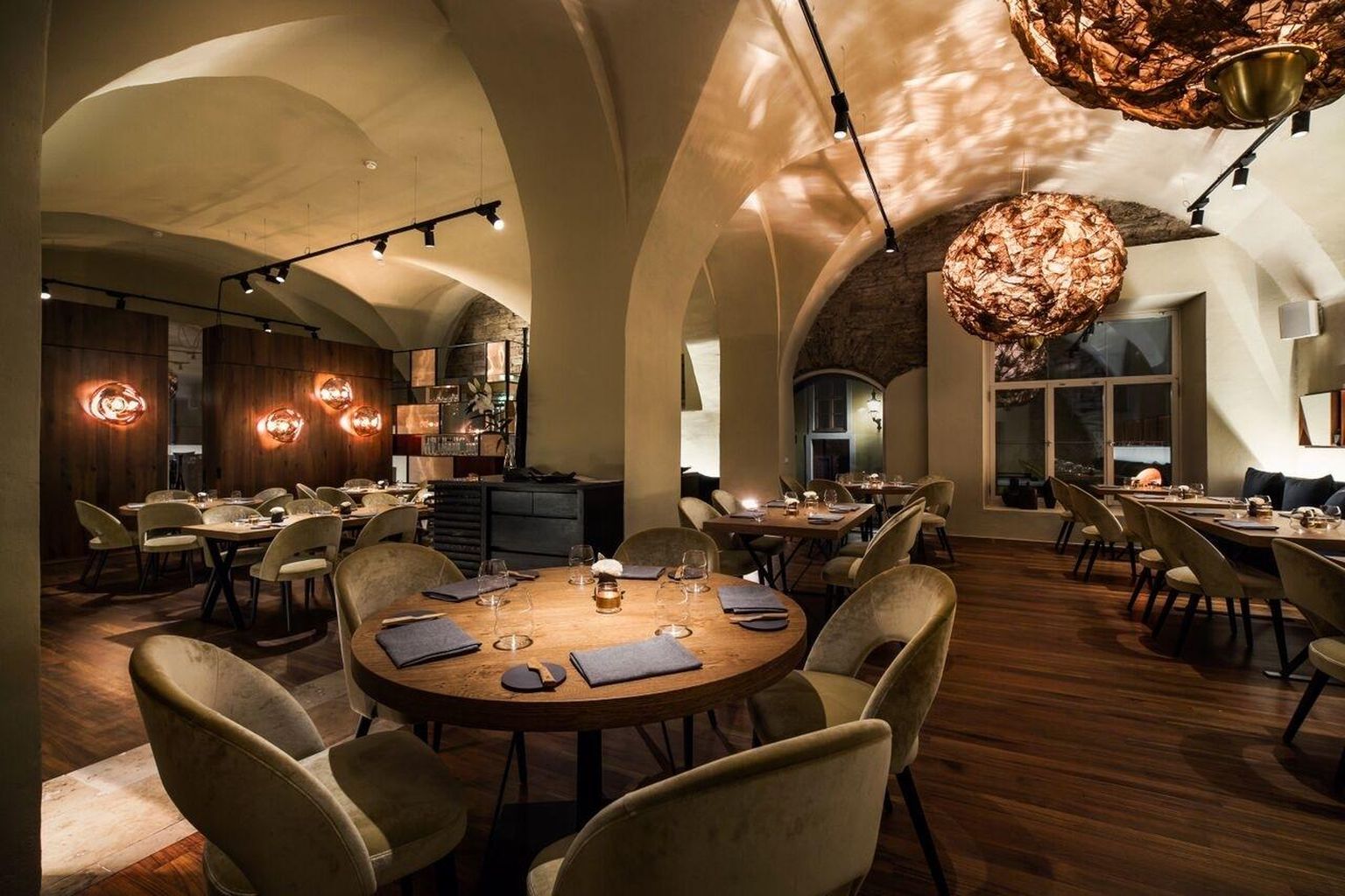 Restoran ORE, mille kõrged kaarjad võlvid ja suured aknad loovad pisut müstilise meeleolu.