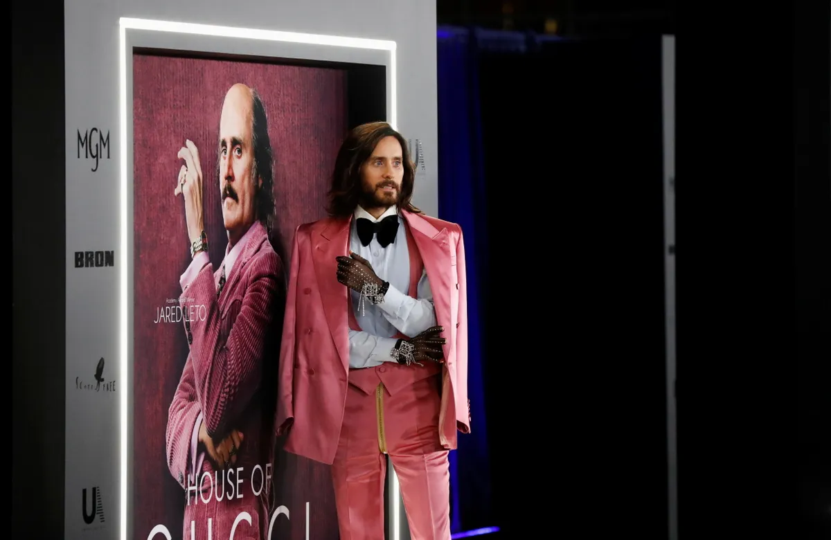 Джаред Лето на премьере "Дома Gucci" в Лос-Анджелесе. Узнать его загримированным в фильме практически невозможно