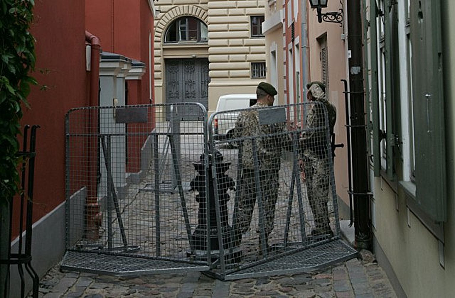 Saeimas ēkai tuvumā esošajās ielās ar metāla barjerām ierobežota gājēju kustība un dežurē Militārā policija