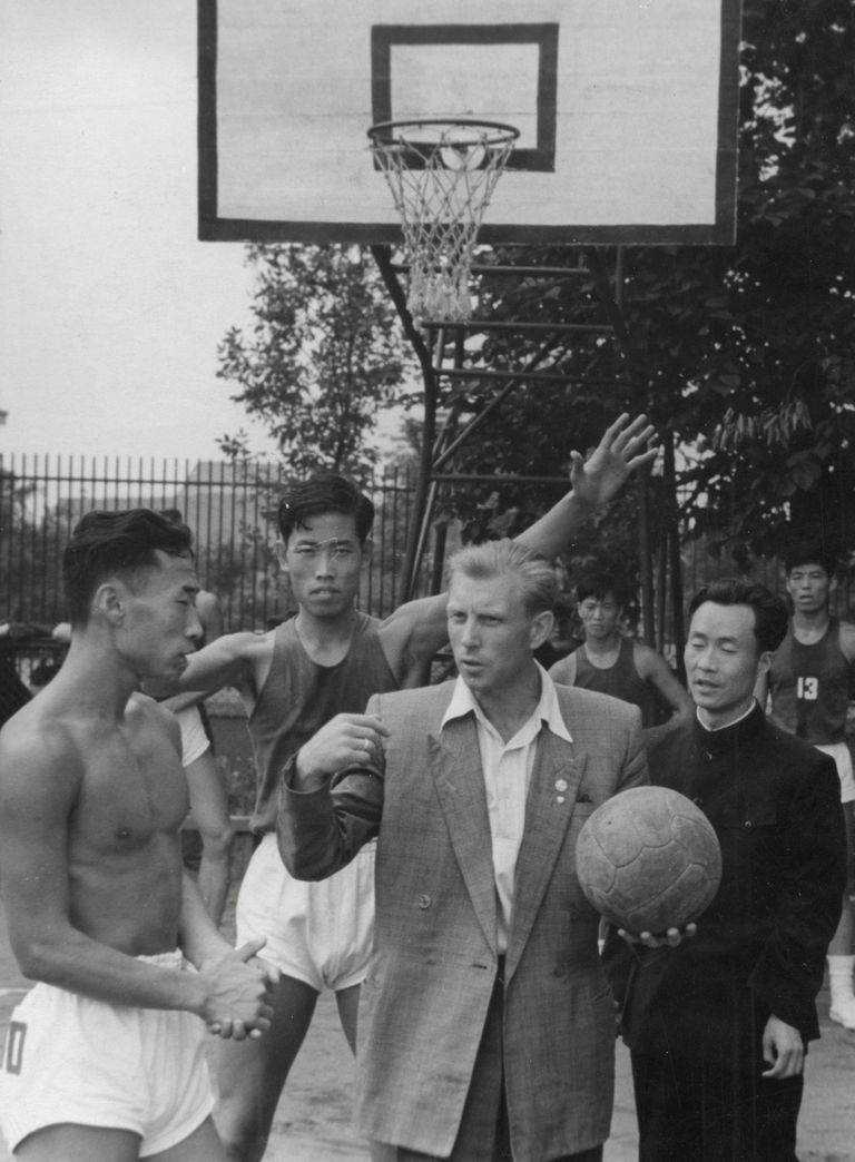 Joann Lõssov Hiina korvpallureid juhendamas (1950. aastad).