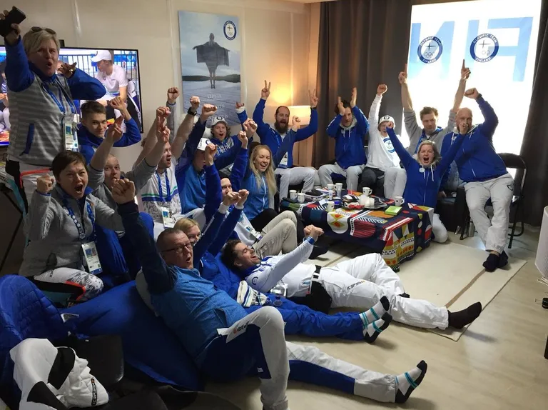 Soome olümpiakoondise liikmed elamas kaasa lumelaudur Enni Rukajärvile