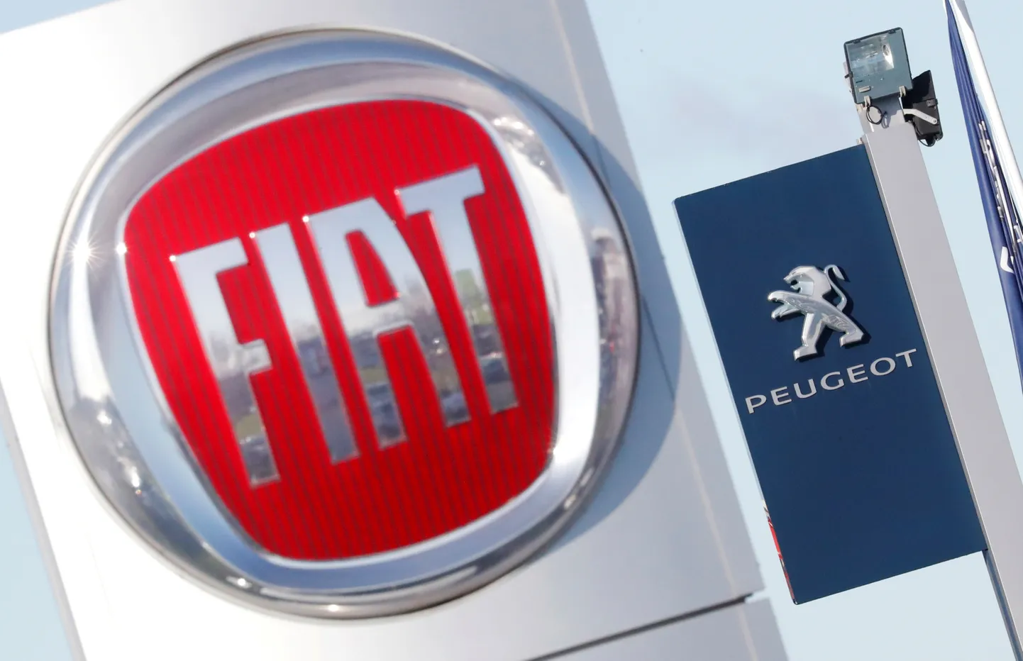 Fiati ja Peugeot' logod ettevõtete esinduste ees Saint-Nazaire'is.
