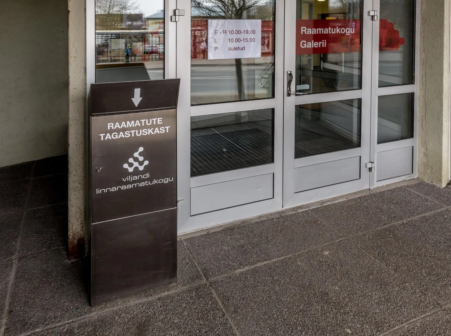 Viljandi linnaraamatukokku on võimalik raamatuid tagastada teenindusleti kaudu või panna need välisukse kõrval asuvasse tagastuskasti.