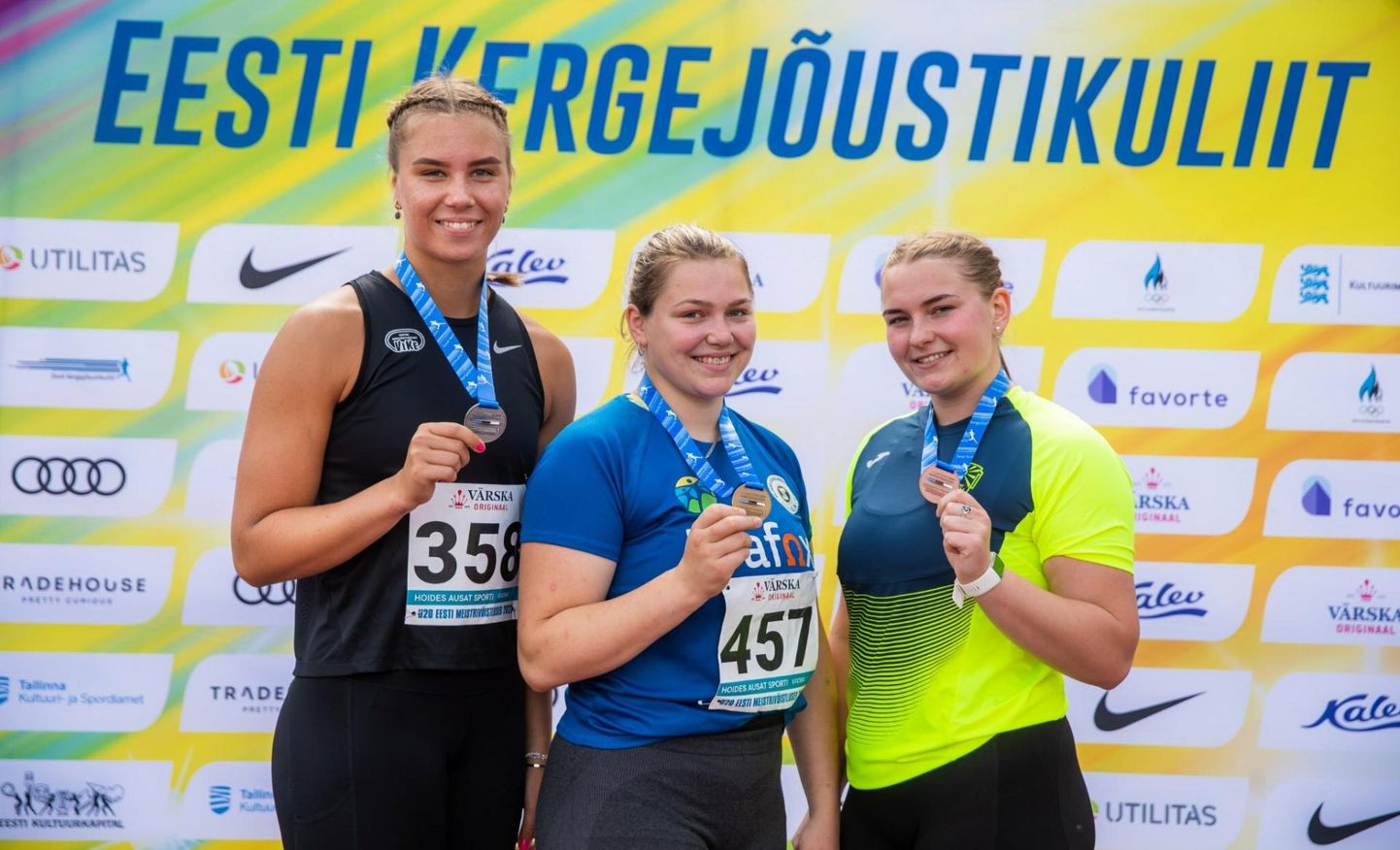 Sel fotol on Rakverest kolme U-20 vanuseklassi Eesti meistri tiitliga naasnud Kelly Heinpõld (keskel) koos konkurentidega kettaheites Berit Saare (vasakul) ja Mariliis Läänistega (paremal).
