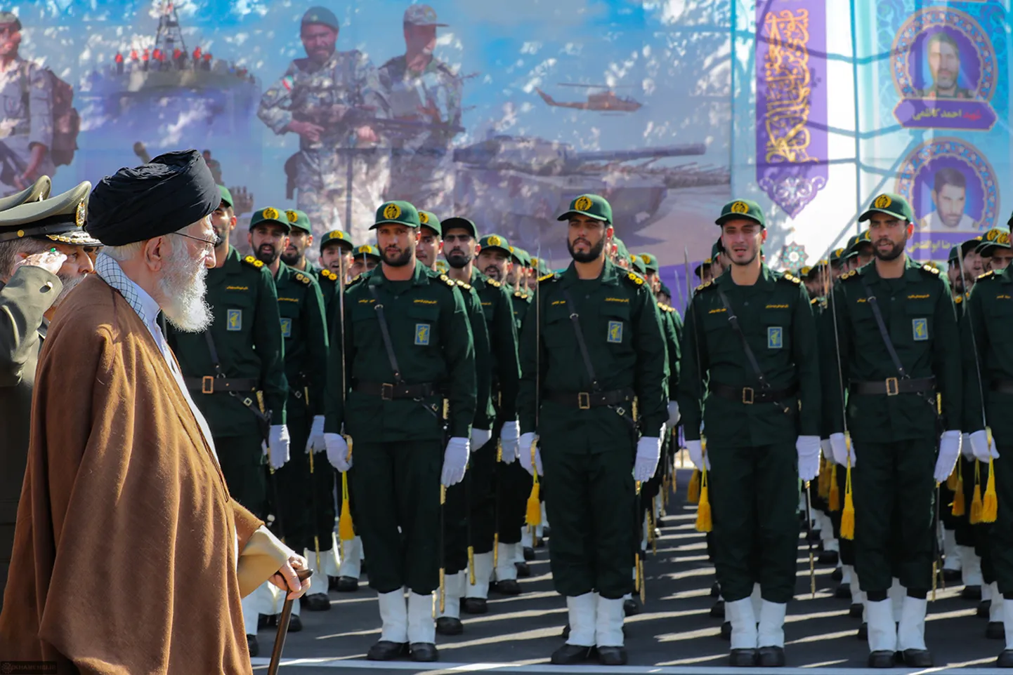 Верховный лидер Ирана аятолла Али Хаменеи проводит осмотр группы курсантов вооруженных сил во время их выпускной церемонии в сопровождении командующих вооруженными силами Ирана, 10 октября 2023 года, Тегеран.