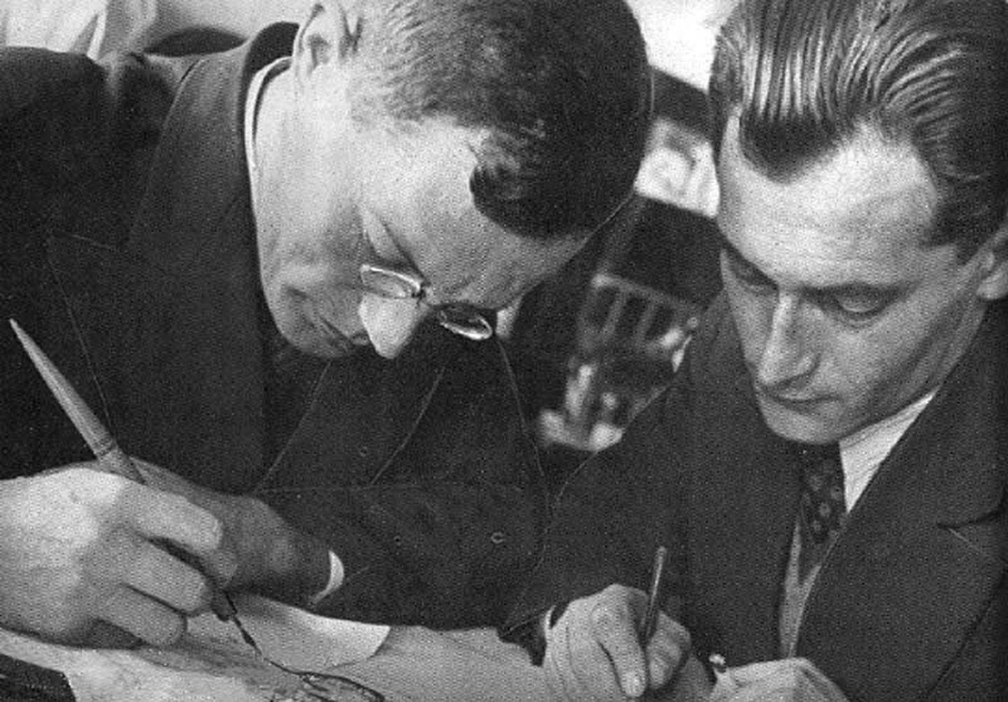Kirjanikud tööhoos: Ilja Ilf (vasakul) ja Jevgeni Petrov. Aasta on 1932.