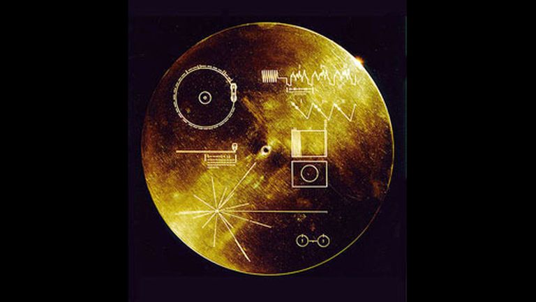 Uz Voyager 1 un Voyager 2 apzeltīti 12'' vara diski ar audiovizuālu vēstījumu, cik daudzveidīga ir civilizācija, kas apdzīvo planētu Zeme