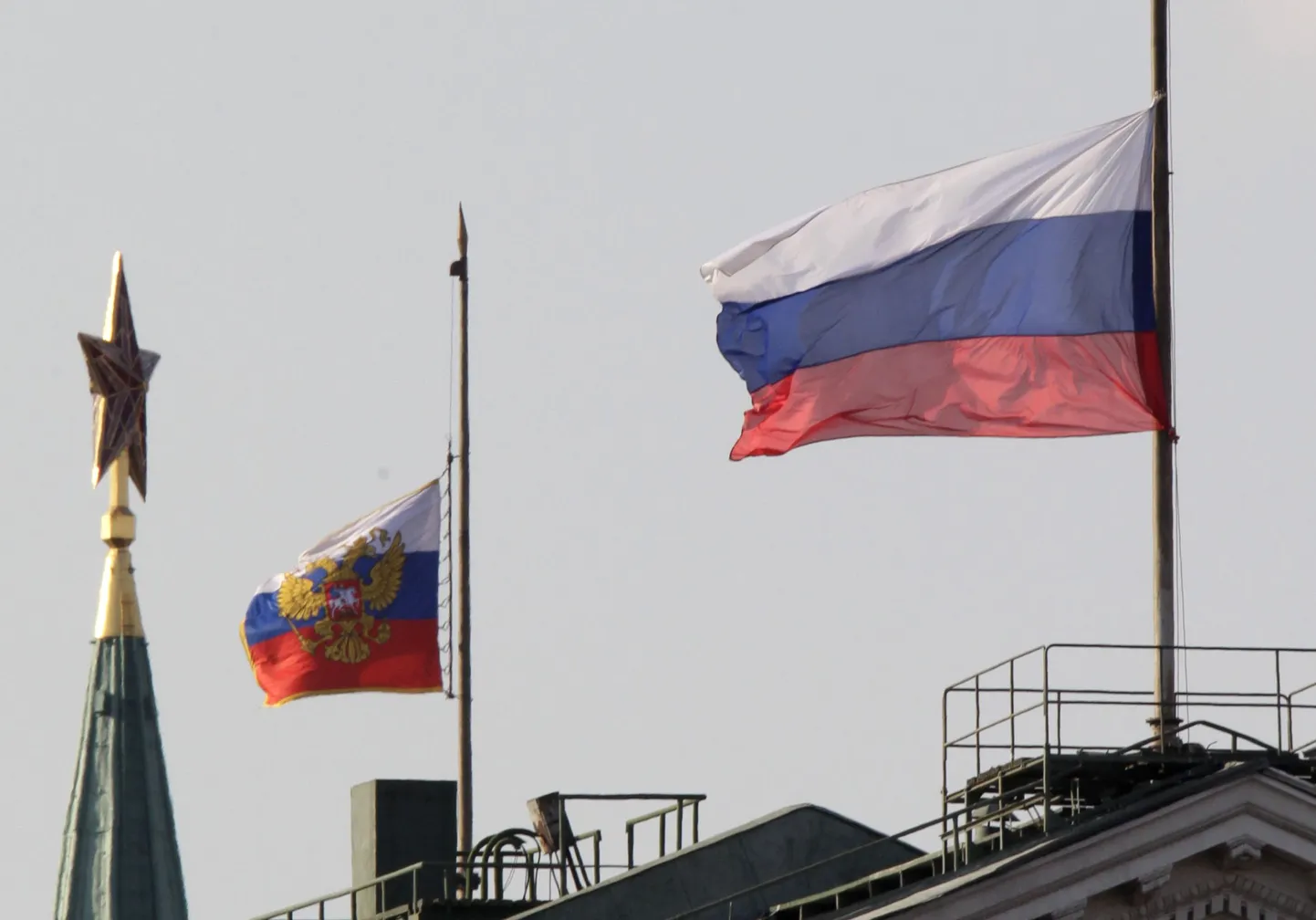 Kremli lipud lehvisid pooles mastis Smolenski lennukatastroofis hukkunud Poola presidendi ja teiste ohvrite mälestuseks.