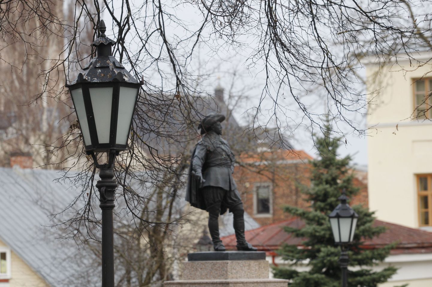 Gustav II Adolfi skulptuur Tartu ülikooli peahoone taga.