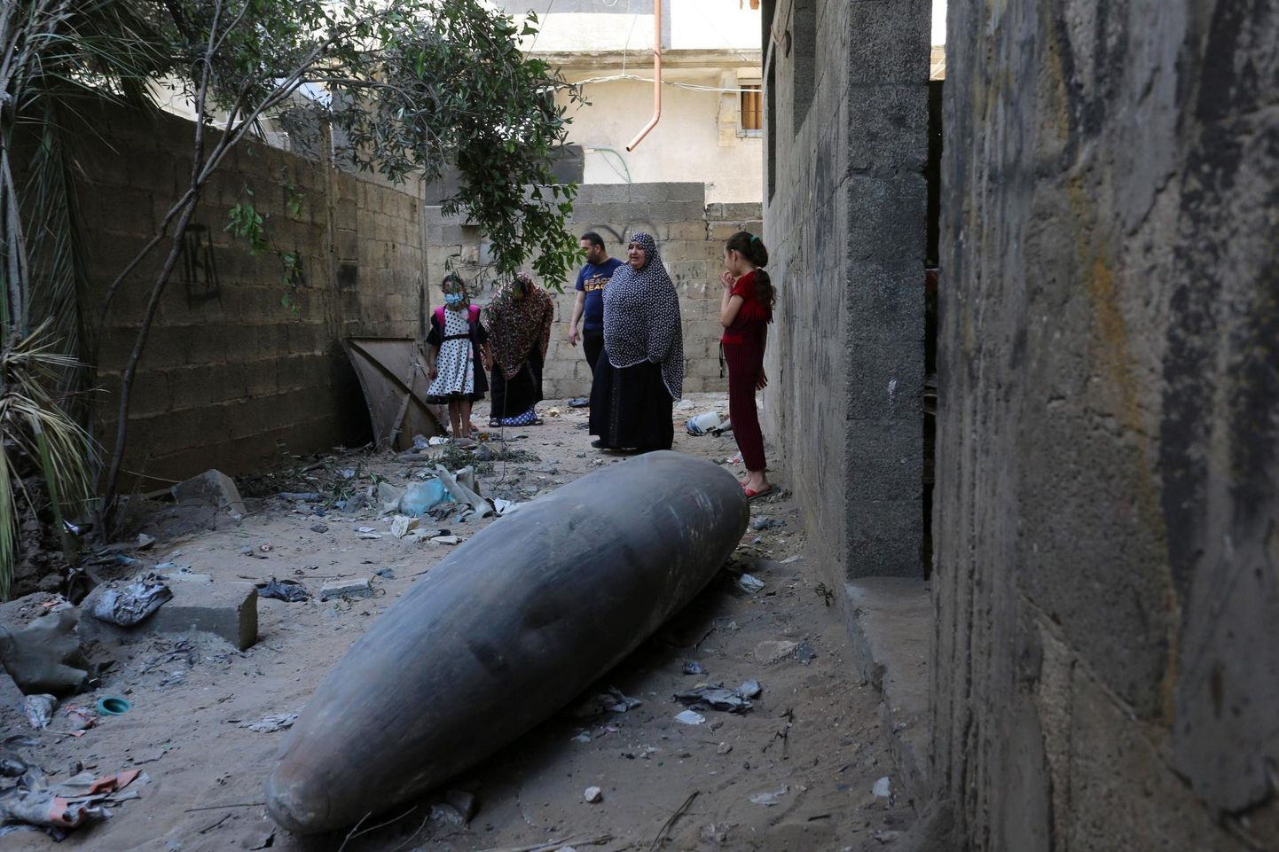 Palestiinlased uurimas Gaza sektoris Iisraeli F-16 hävitajalt visatud plahvatamata pommi. 