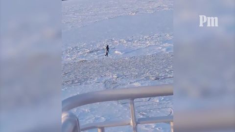 Видео: смелость или безумие? Неизвестные идут по льду рядом с паромом