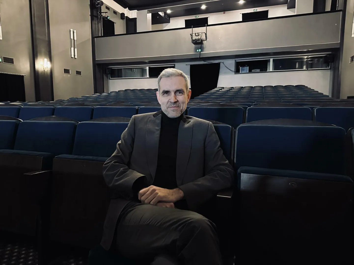 Velvo Väli jätkab Rakvere teatri juhina tasakaalu otsimist inimeste ja raha vahel.