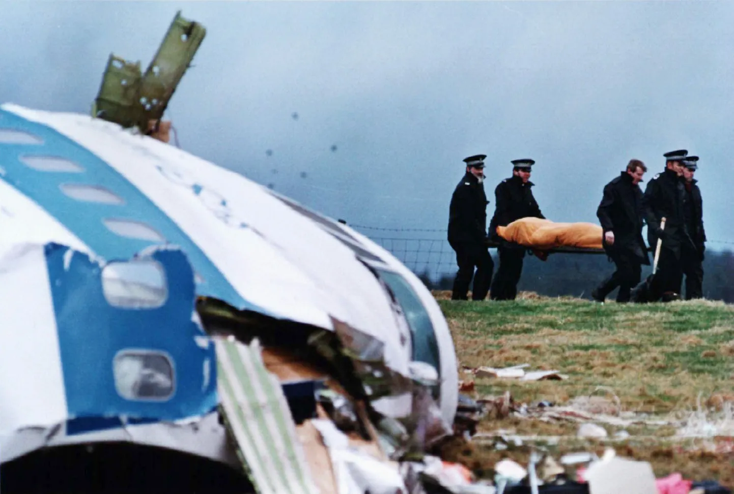 Päästetöötajad 1988. aasta detsembris Šotimaa edelaosas asuva Lockerbie küla kohal alla kukkunud lennuki vraki juures.