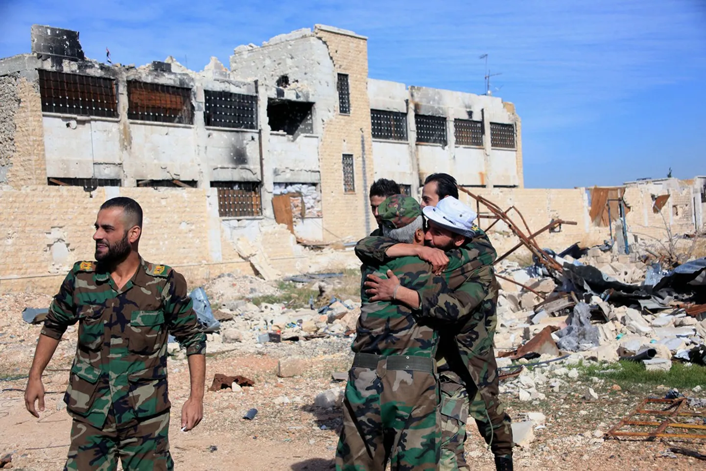 Süüria valitsusvägede sõdurid võitu tähistamas.