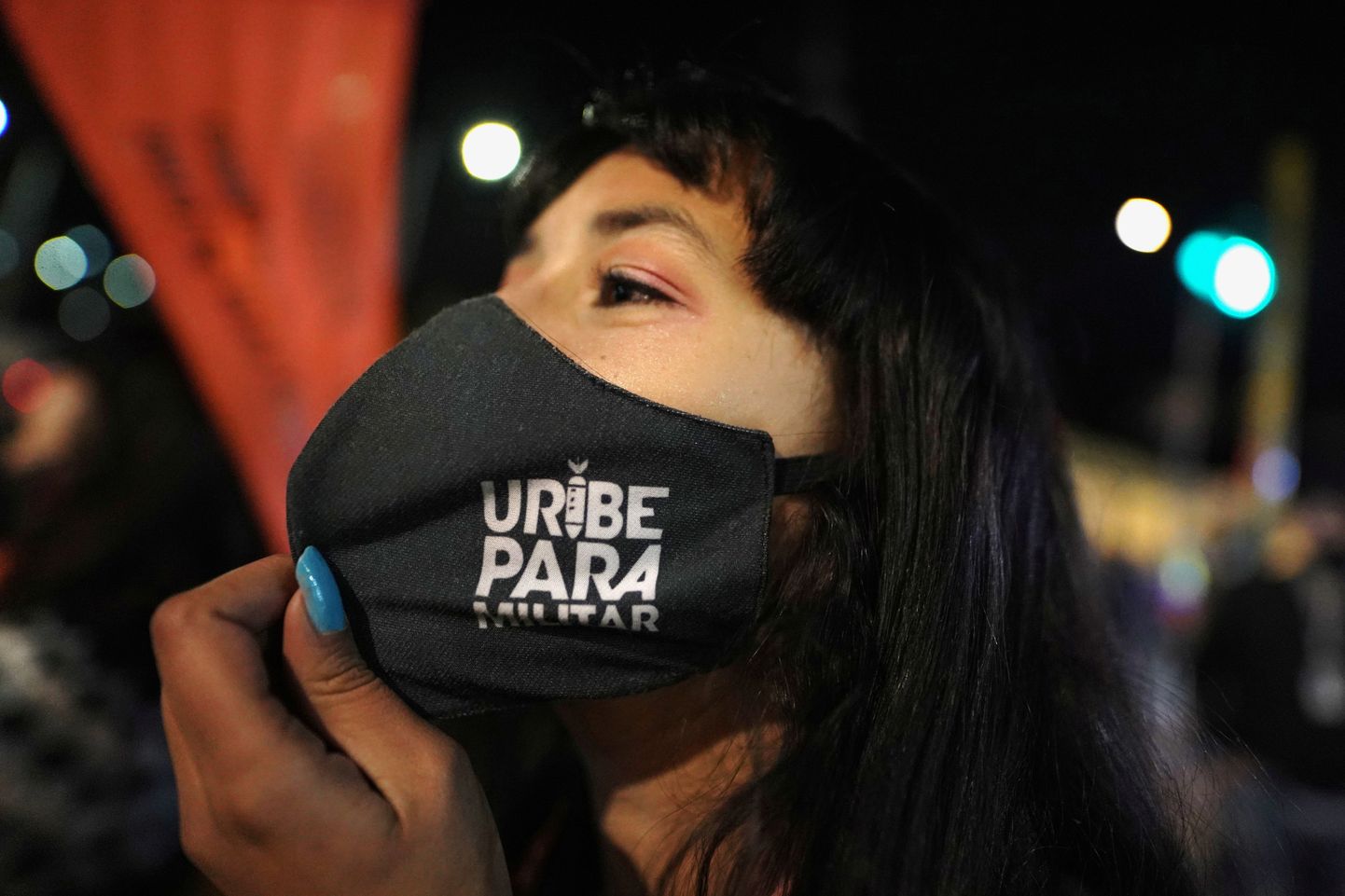 Colombia ekspresidendi ja praeguse senaatori Alvaro Uribe vastane meeleavaldaja, kelle näomaskil seisab sõnapaar "Paramilitaarne Uribe", avaldas teisipäeval pealinnas Bogotás toetust ülemkohtu otsusele saata endine riigipea koduaresti.