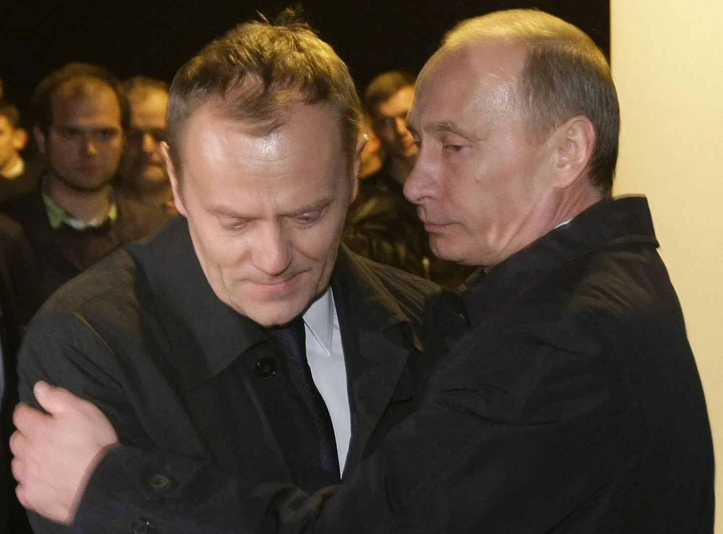 Премьер России Владимир Путин утешает польского коллегу Дональда Туска.