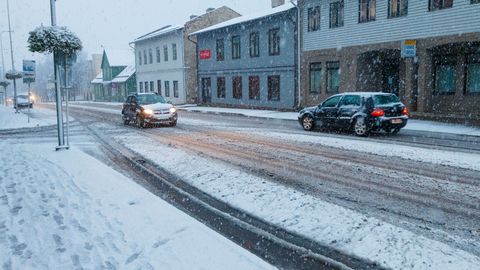 Ettevaatust liikluses: lume- ja lörtsisadu levib üle Eesti