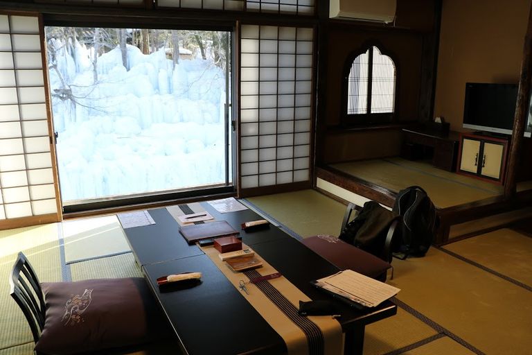 Traditsioonilises stiilis ryokani tuba. Põrandaid katavad riisiõlgedest punutud tatami matid ja akende ees on paberist lükanduksed.