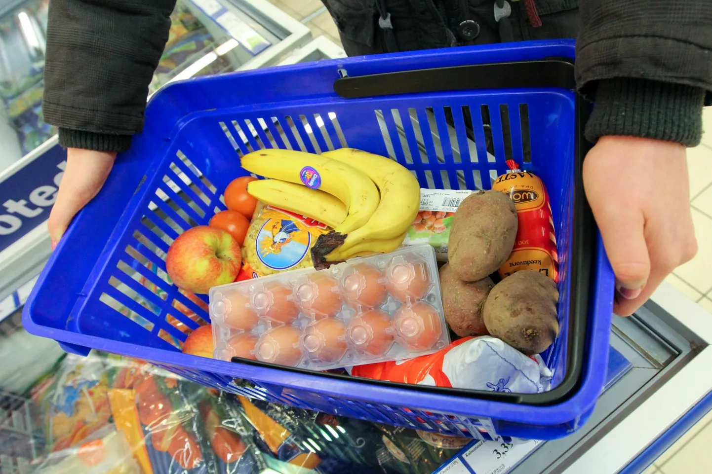 Toidu- ja mittealkohoolsete jookide kallinemine andis oktoobris tarbijahindade aastasest kogutõusust ligi kolmandiku.