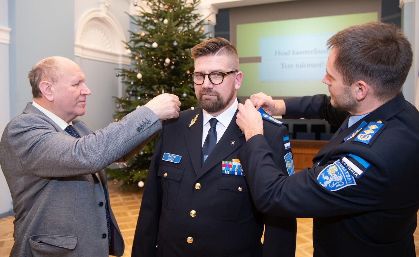 Uued pagunid kinnitasid Raivo Küüdi õlgadele siseminister Mart Helme (vasakul) ning politsei- ja piirivalveameti peadirektor Elmar Vaher. 