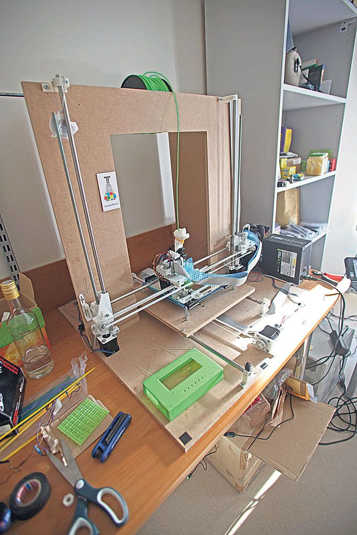 Protodevi arendatav 3D-printer, mis suudab sulatada plastist toorikujõhvist detaile. Esiplaanil printerist välja lastud elektroonilise mõõteseadme korpus (roheline).