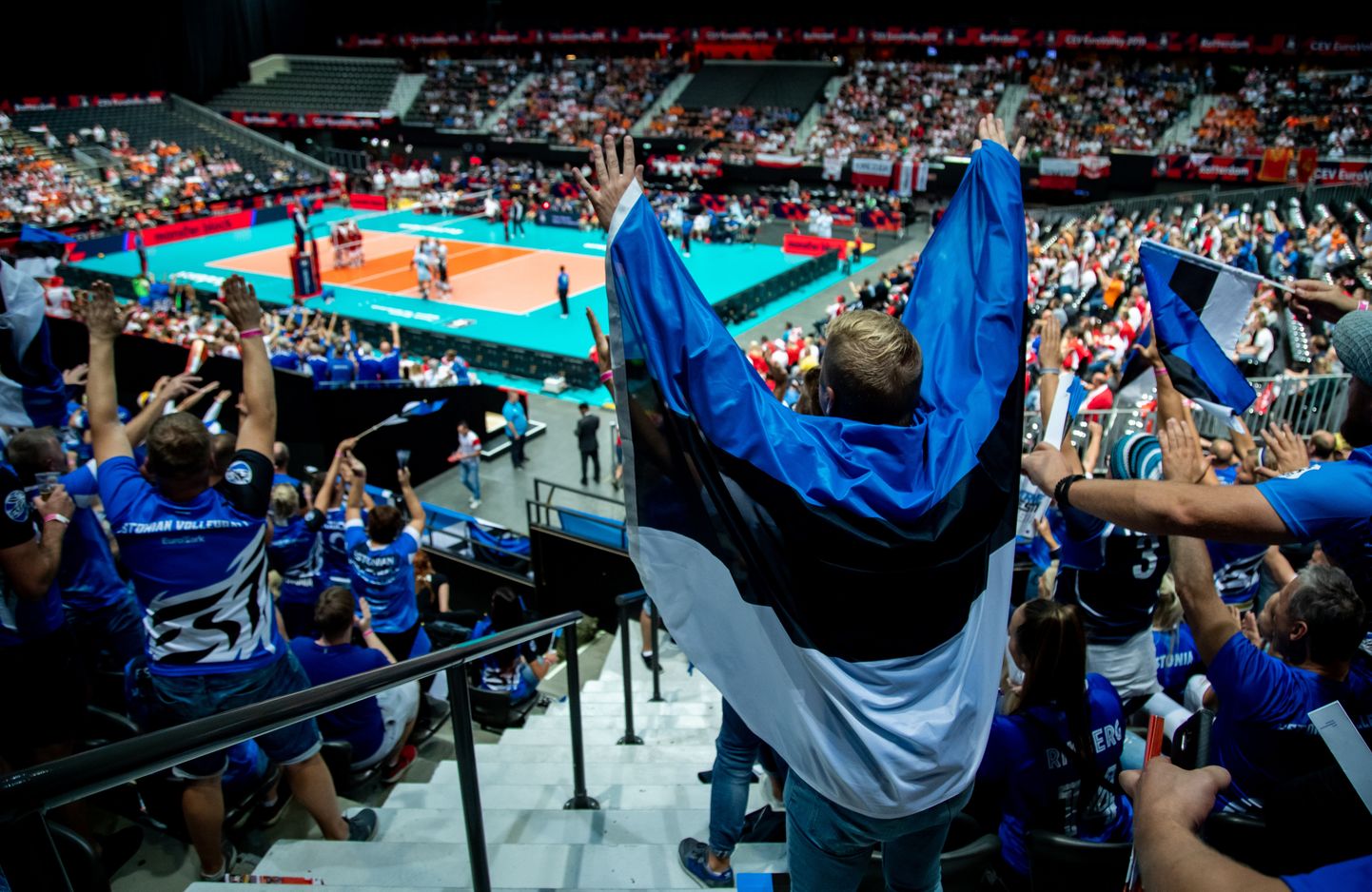 Eesti on võrkpallimaa. Fotol fännid 2019. aasta EM-finaalturniiril Hollandis. 2. aprillil algab piletite eelmüük Tallinnas toimuvatele EMi alagrupimängudele. Loodetavasti septembriks lõdvenevad piirangud lubavad publiku tribüünidele.