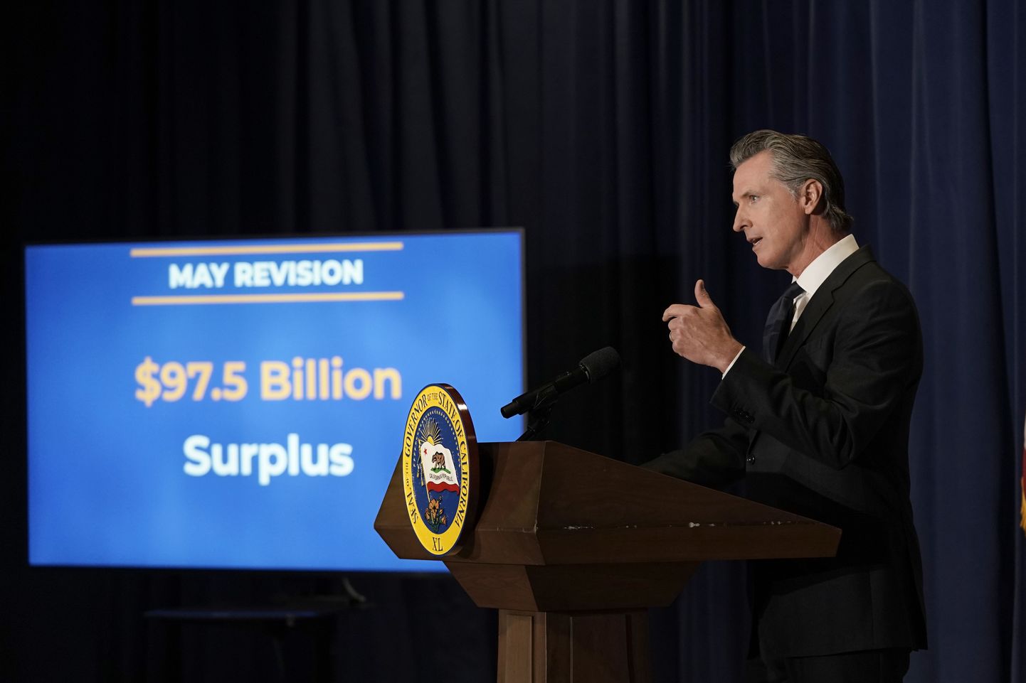 California kuberner Gavin Newsom reedel 2022-2023. finantsaasta eelarvet tutvustamas.