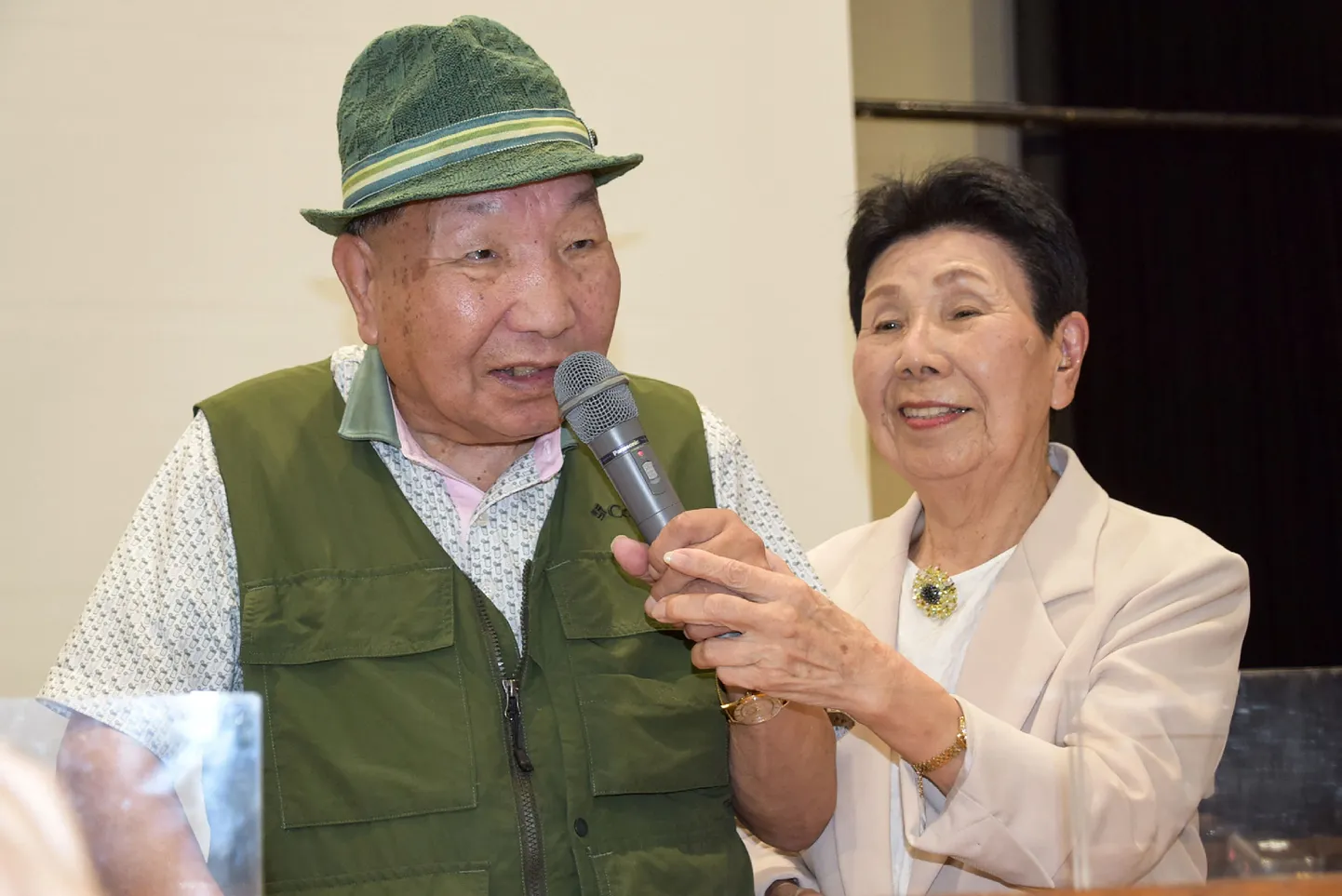 Iwao Hakamada (vasakul) ja tema 91-aastane õde Hideko osalesid 29. septembril Shizuoka linnas kohtuotsusega seotud üritusel. Kolm päeva varem oli kohus mõistnud Iwao Hakamada õigeks enam kui pool sajandit tagasi aset leidnud nelikmõrva süüdistustes.