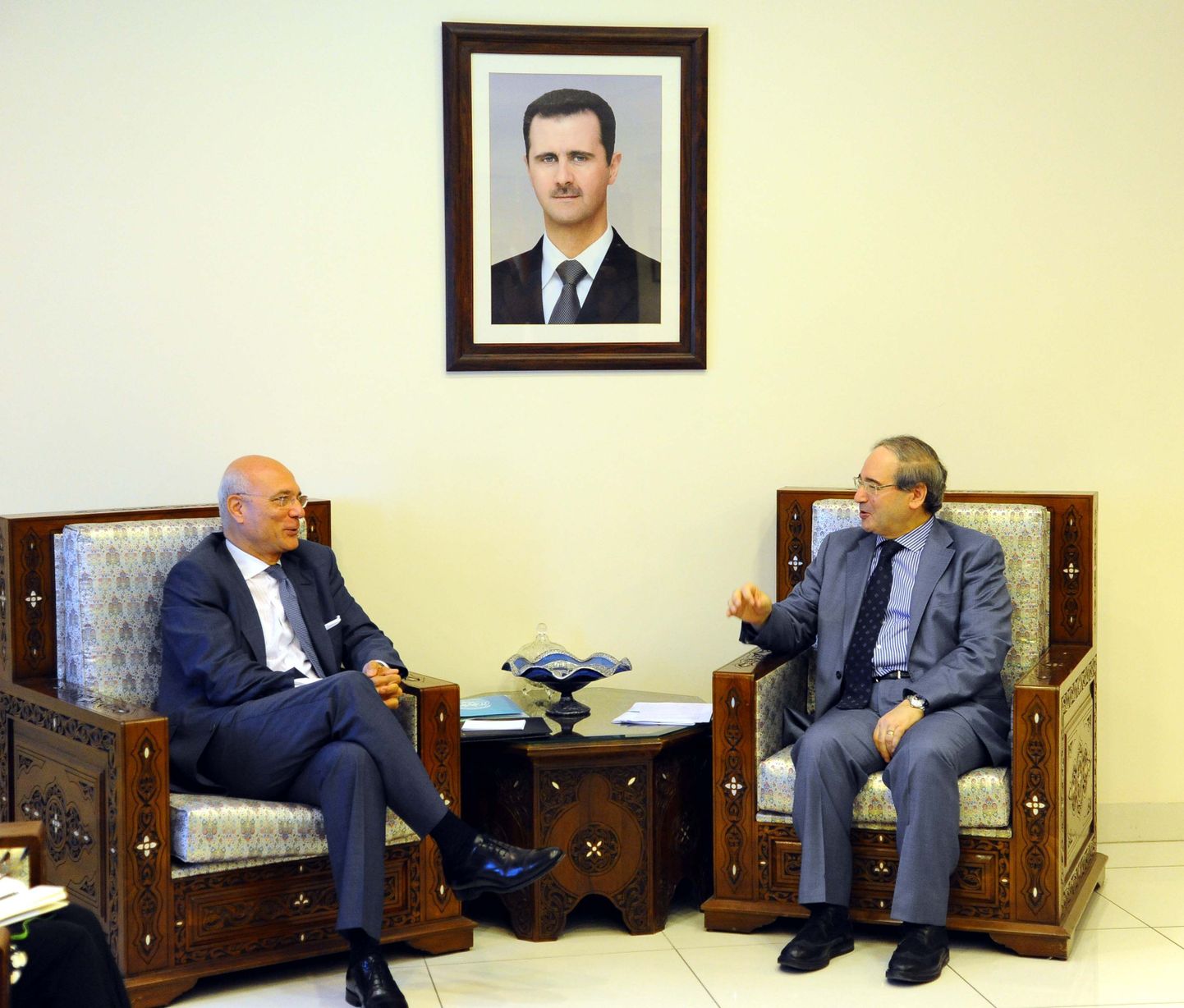 ÜRO erisaadik Süürias, Ramzy Ezzeldin Ramzy (vasakul) kohtumas Süüria asevälisministri Faisal Mekdadiga Damaskuses.
