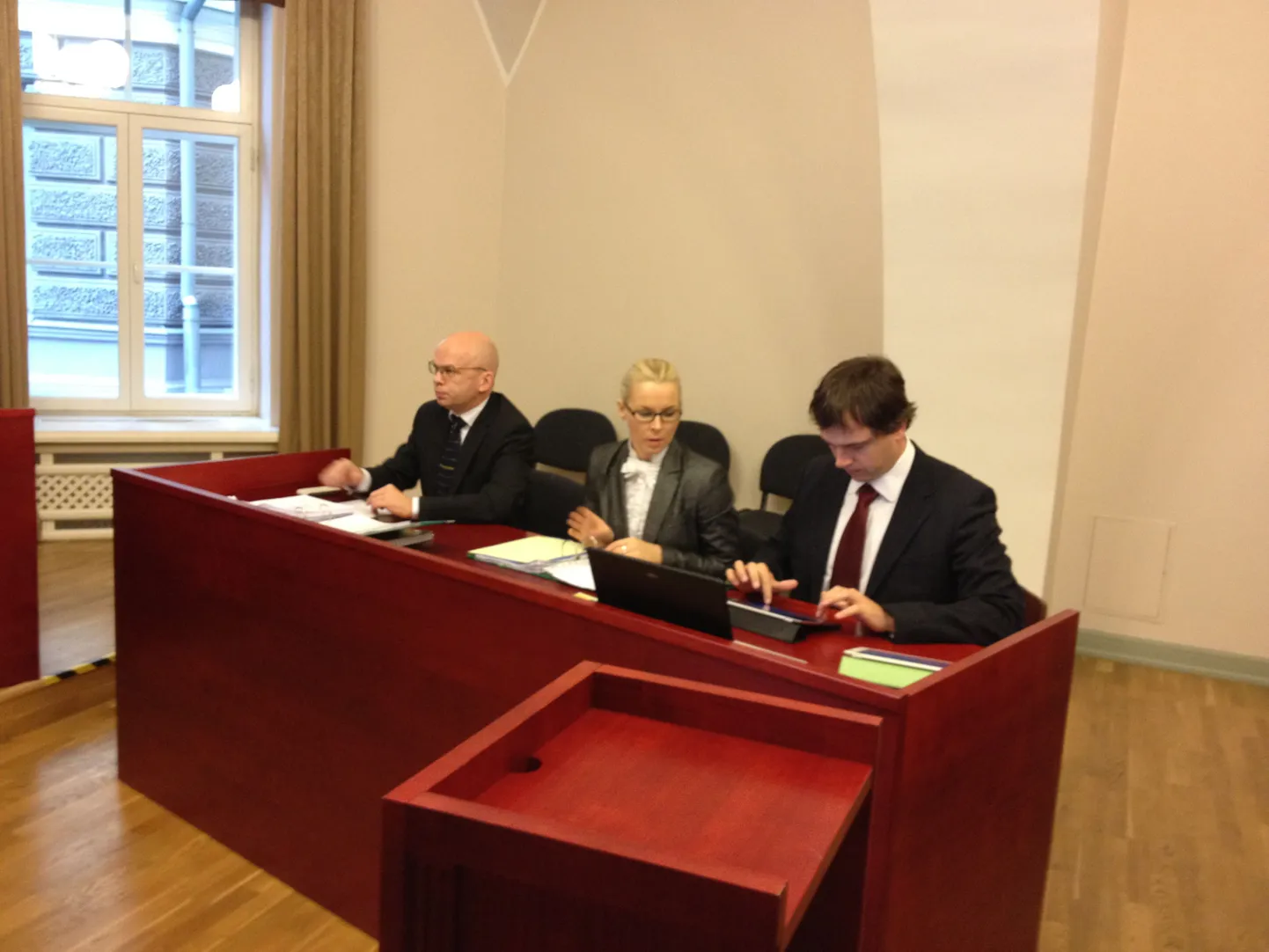 Kaitsepolitsei esindajad Allar Jõks (vasakul) ja Carri Ginter (paremal) ning kapo ametnik Tallinna halduskohtus.