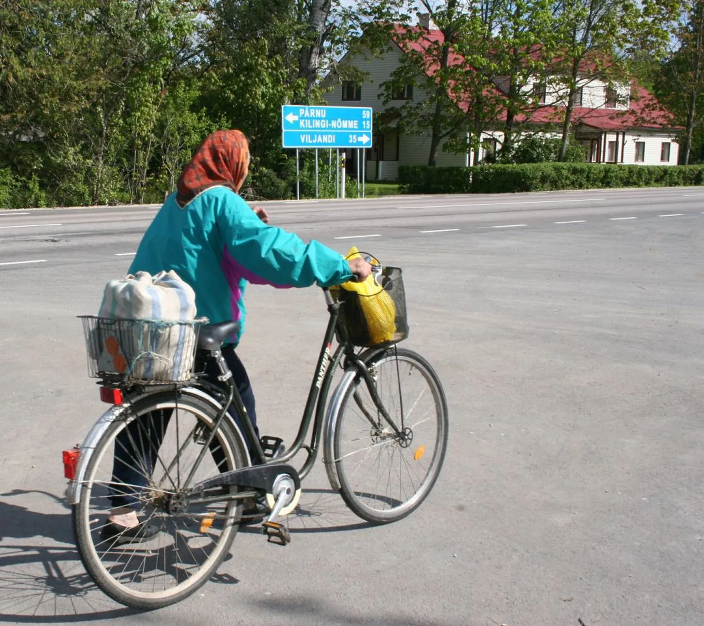 Kuni külas poodi jaksatakse pidada, ei pea kulutama linna leiva järele sõitmisele.